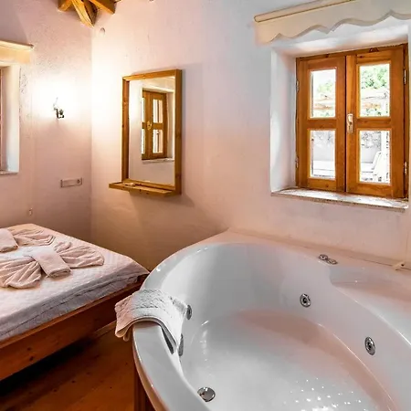 Tek Katli Havuzu Korunakli Villa Kinali (Aegean)